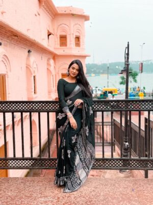 Tamkeen Khan Instagram - Retro vibes🤍🖤🩶 #jummahmubarak
,,
,,
Pc- @chillyflackes
,,
#tamkeenkhan #tamkeenpeople #love #retro #oldisgold #black #saree #fashion #fashiongram #fashionphotography #instagram #loveyourself #blackandwhite #explore #explorepage #fyp #foryou #foryoupage