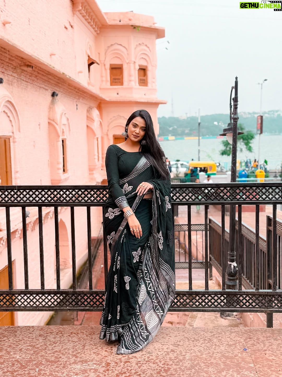 Tamkeen Khan - 94.4K Likes - Retro vibes🤍🖤🩶 #jummahmubarak 
,,
,,
Pc- @chillyflackes 
,,
#tamkeenkhan #tamkeenpeople #love #retro #oldisgold #black #saree #fashion #fashiongram #fashionphotography #instagram #loveyourself #blackandwhite #explore #explorepage #fyp #foryou #foryoupage