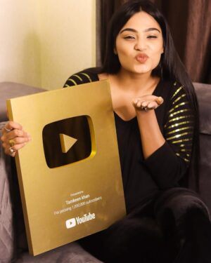 Tamkeen Khan Instagram - Assalamualaikum jummah mubarak✨
The Golden play button ▶️✨
Guysssss we finally did it...!!!!!! And it never be possible without you all..🥺🥺
I want to Thankyouu firstly to my mom my love @khan_nishrat ♥️who was and will always being there in my ups and downs whenever i feel like falling down she was there to stood me up♥️🥺and then all my lovely friends, supporters n well wishers thankyou so muchfor trusting and understanding me and being a backbone for me🥺🥺♥️♥️and yes my managing team @gm_talents_ @techno_harsh_ apart from manager more like a bro to me thanks for making me understand for what is correct☺️☺️🥰..!! I LOVE YOU all #tamkeenpeople 🪄