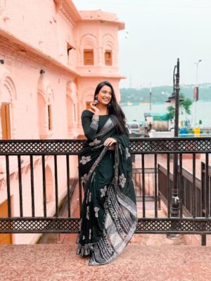 Tamkeen Khan Instagram - Retro vibes🤍🖤🩶 #jummahmubarak
,,
,,
Pc- @chillyflackes
,,
#tamkeenkhan #tamkeenpeople #love #retro #oldisgold #black #saree #fashion #fashiongram #fashionphotography #instagram #loveyourself #blackandwhite #explore #explorepage #fyp #foryou #foryoupage