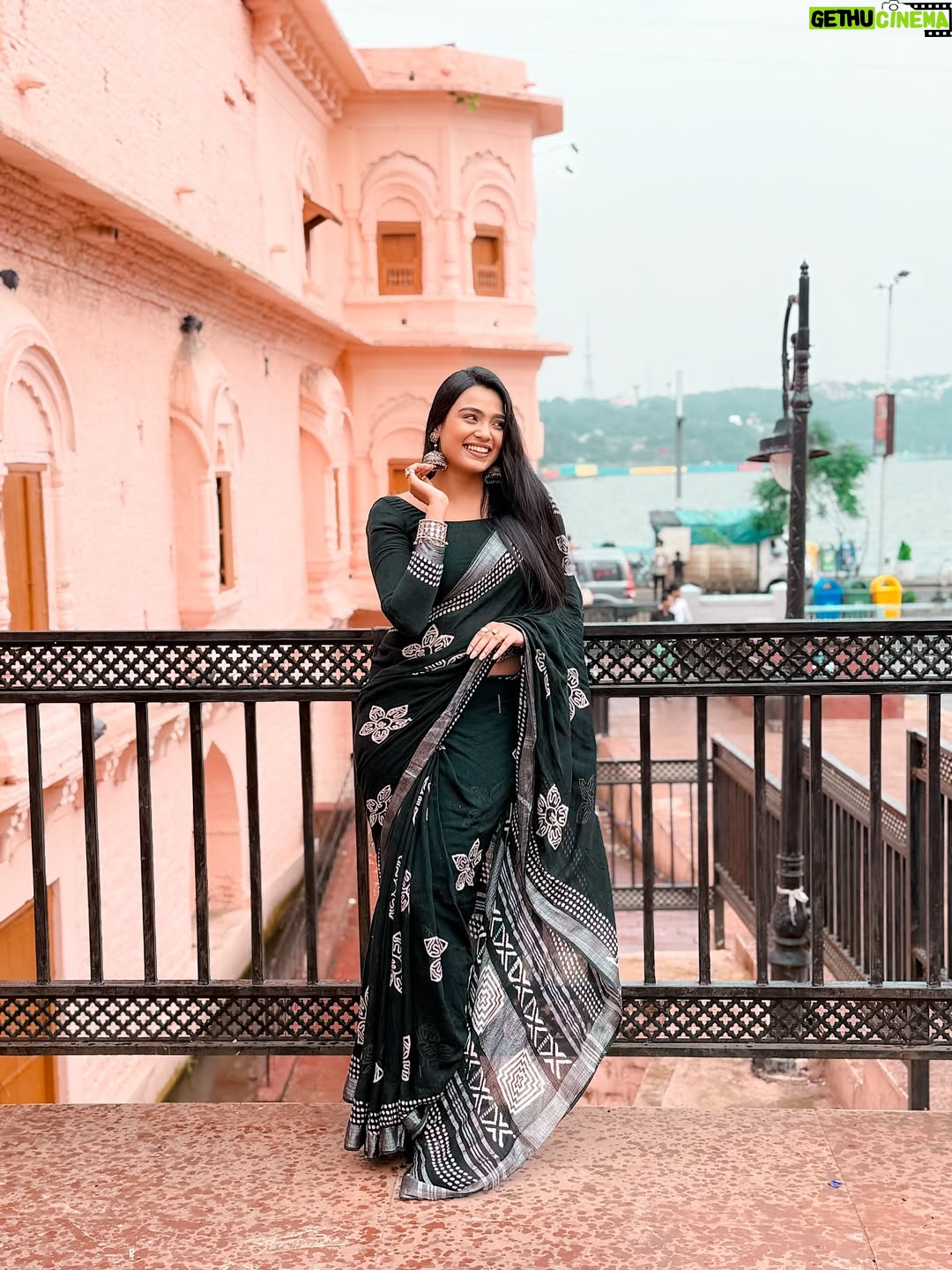 Tamkeen Khan - 94.4K Likes - Retro vibes🤍🖤🩶 #jummahmubarak 
,,
,,
Pc- @chillyflackes 
,,
#tamkeenkhan #tamkeenpeople #love #retro #oldisgold #black #saree #fashion #fashiongram #fashionphotography #instagram #loveyourself #blackandwhite #explore #explorepage #fyp #foryou #foryoupage
