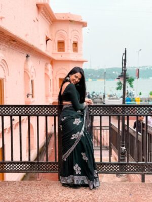 Tamkeen Khan Instagram - Retro vibes🤍🖤🩶 #jummahmubarak
,,
,,
Pc- @chillyflackes
,,
#tamkeenkhan #tamkeenpeople #love #retro #oldisgold #black #saree #fashion #fashiongram #fashionphotography #instagram #loveyourself #blackandwhite #explore #explorepage #fyp #foryou #foryoupage