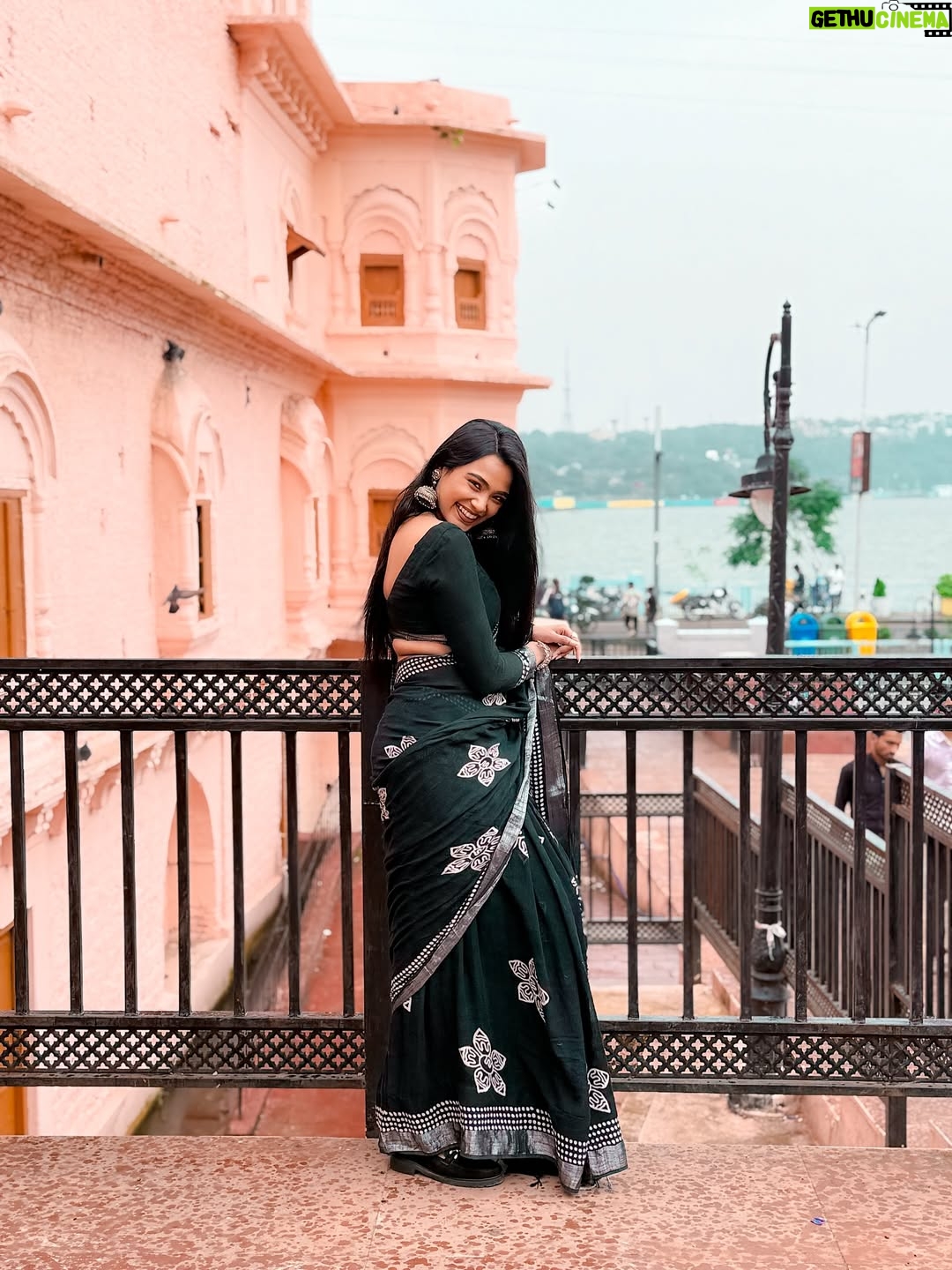 Tamkeen Khan - 94.4K Likes - Retro vibes🤍🖤🩶 #jummahmubarak 
,,
,,
Pc- @chillyflackes 
,,
#tamkeenkhan #tamkeenpeople #love #retro #oldisgold #black #saree #fashion #fashiongram #fashionphotography #instagram #loveyourself #blackandwhite #explore #explorepage #fyp #foryou #foryoupage