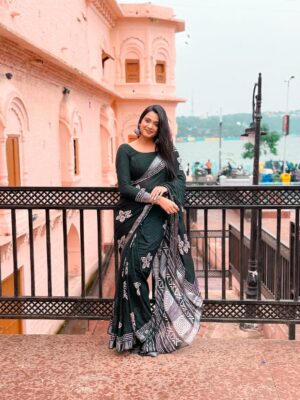 Tamkeen Khan Instagram - Retro vibes🤍🖤🩶 #jummahmubarak
,,
,,
Pc- @chillyflackes
,,
#tamkeenkhan #tamkeenpeople #love #retro #oldisgold #black #saree #fashion #fashiongram #fashionphotography #instagram #loveyourself #blackandwhite #explore #explorepage #fyp #foryou #foryoupage