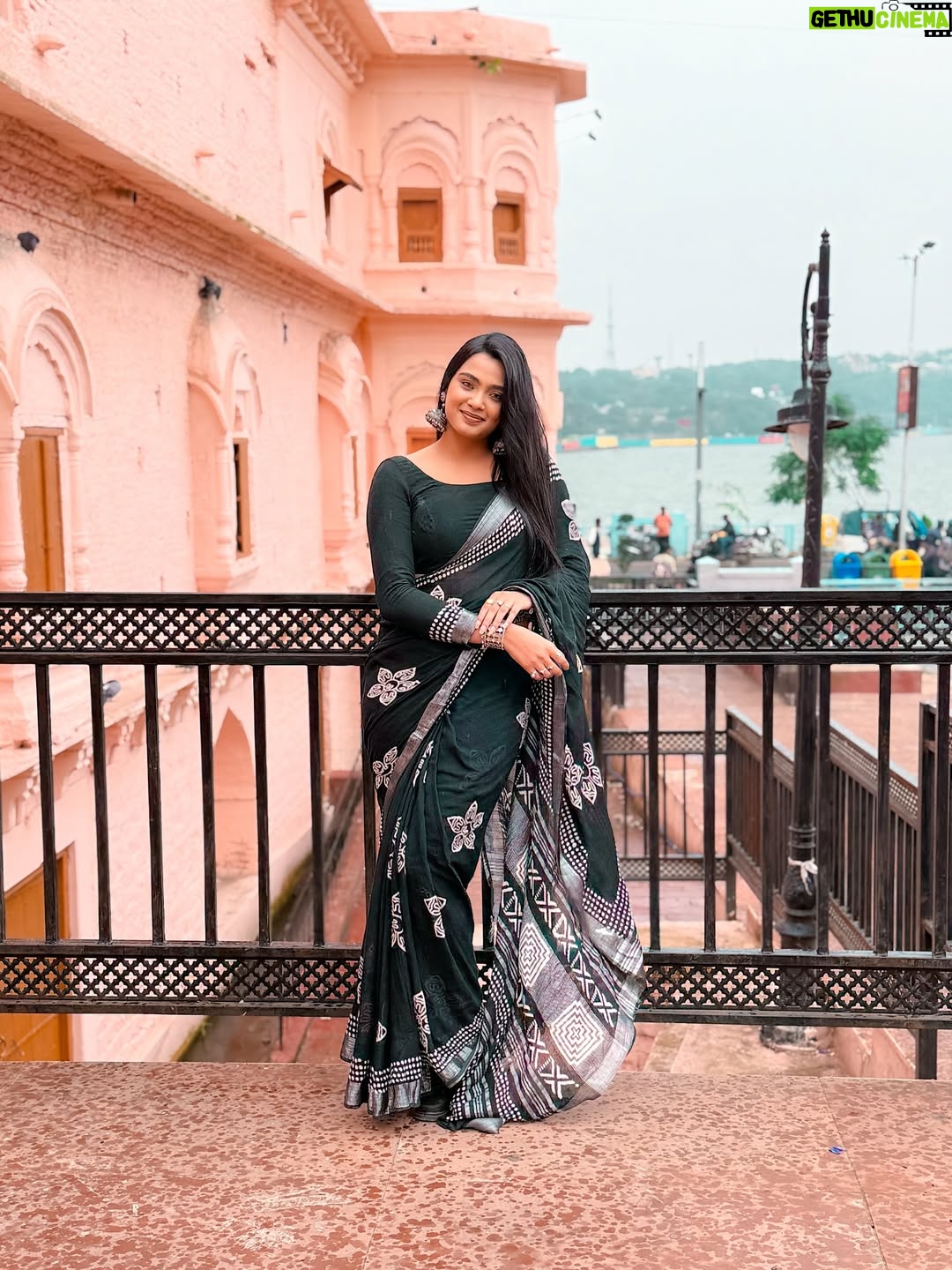 Tamkeen Khan - 94.4K Likes - Retro vibes🤍🖤🩶 #jummahmubarak 
,,
,,
Pc- @chillyflackes 
,,
#tamkeenkhan #tamkeenpeople #love #retro #oldisgold #black #saree #fashion #fashiongram #fashionphotography #instagram #loveyourself #blackandwhite #explore #explorepage #fyp #foryou #foryoupage