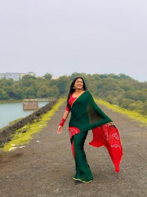 Tamkeen Khan Instagram - Saree and me good combination??