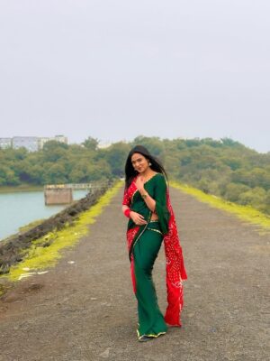 Tamkeen Khan Instagram - Saree and me good combination??