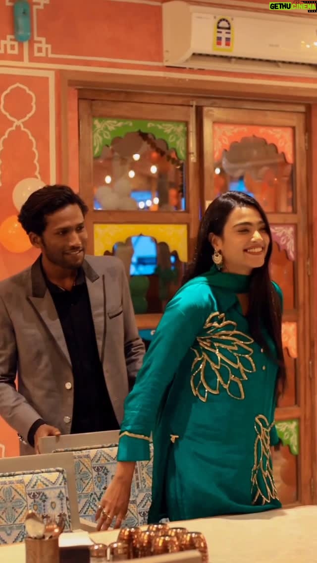 Tamkeen Khan - 263.6K Likes - Kbhi kbhi bohot kuch chahte hue bhi nahi bol paate 🥲🫶🏻🤍 @goldenuniqueboy 
,,
,,
,,
Vc- @timmma62 
📍- @namastedhaba 
,,
,,
,,
#tamkeenpeople #tamkeenkhan #love #explore #foryou #foryoupage #fashion #lovestory #fyp #explorepage #goldeentg #goldenuniqueboy