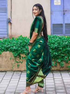 Tamkeen Khan Instagram - खरी मराठी मुलगी वाटते ना ??🙈🙈🫶🏻
,,
,,
,,
Pc- @chillyflackes
Wearing- @cj_enterprise_sarees