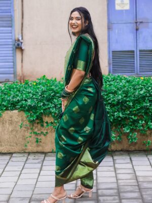 Tamkeen Khan Instagram - खरी मराठी मुलगी वाटते ना ??🙈🙈🫶🏻
,,
,,
,,
Pc- @chillyflackes
Wearing- @cj_enterprise_sarees
