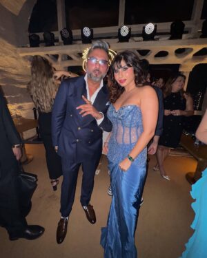Taniya Chatterjee Instagram - Pic wid the OG @yoyohoneysingh ⭐️
At yo yo watches launch @opulevents
Keep Swiping left guys ⬅️
Honoured to host this 🎤
At the last mah Cutest papz Voice is a Hard kick 💪
📸 @lsd.photography.official
Wearing @heenadesignerstudio
Styled by @priteshshah6669
Mua @makeup_artist_dimple_tendulkar