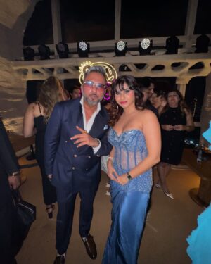 Taniya Chatterjee Instagram - Pic wid the OG @yoyohoneysingh ⭐️
At yo yo watches launch @opulevents
Keep Swiping left guys ⬅️
Honoured to host this 🎤
At the last mah Cutest papz Voice is a Hard kick 💪
📸 @lsd.photography.official
Wearing @heenadesignerstudio
Styled by @priteshshah6669
Mua @makeup_artist_dimple_tendulkar