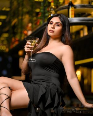 Taniya Chatterjee Instagram - If my eyes lips skin body doesn’t speak out loud 🙂↔️
I won’t eat 😍
Pov daddy’s home is like my home 🥰
📸 @lsd.photography.official
Mua @aliyakmakeover
📍 @fingerprintmumbai