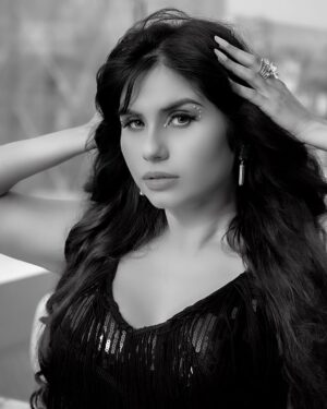 Taniya Chatterjee Instagram - #shootdiaries
@zuberkkhan @z.a.a.r_films
📸 @ronakdave_
Wearing @ritugoelfashiondesigner
Mua @aliyakmakeover
📍 @lufttheair