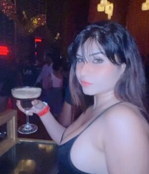 Taniya Chatterjee Instagram - Espresso martini 🍸 can fix ur Saturday 🖤