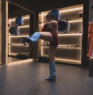 Taniya Chatterjee Instagram - Kick boxing is my fav pass time 🥊🦵
Do u workout in boots 👢
Trying new thang is fun 🤩
📸 @ronakdave_