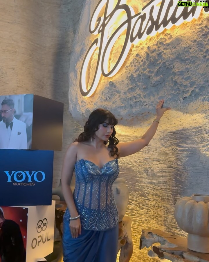 Taniya Chatterjee - 47.6K Likes - Pic wid the OG @yoyohoneysingh ⭐️
At yo yo watches launch @opulevents 

Keep Swiping left guys ⬅️

Honoured to host this 🎤

At the last mah Cutest papz Voice is a Hard kick 💪

📸 @lsd.photography.official 
Wearing @heenadesignerstudio 
Styled by @priteshshah6669 
Mua @makeup_artist_dimple_tendulkar