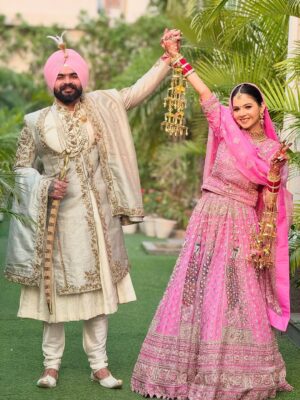 Taniya Kaur Instagram - MERI DUNIYA🌍😘FINALLY❤️🧿😀 Sohna Jea Bridal Shoot Done❤️🧿 #buggdi🐥 
Tag your Love ❤️ 

Mua @parrygill_makeover 
Hairs by @abhi_hairstylist01 
Bridal Lehnga @seobridalstudio_official 
Groom’s Sherwani @seobridalstudio_official 
Reel by @kamaldeepkaur2201 
Jewellery @manirambalwantrai 
Mehandi Artist @royal_mehndi_arts 
Photographer @sukhaujla_photography 

#buggdi🐥 #couplegoals❤️ #ᴘᴜɴᴊᴀʙɪᴄᴏᴜᴘʟᴇ #coupleshoot #punjabicouplepost #couplepose