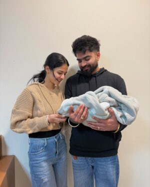 Taniya Kaur Instagram - Chacha Ji❤️Chachi Ji🤭🧿🫰🏻👶Congratulations @arshreet.11 Bahbi Ji❤️🧿 @mr_mrs.narula Paaji🧿😀🙏Saare priwaar Nu Bhuttt Bhuuttt Mubaraka Ji❤️😀🧿

#buggdi🐥