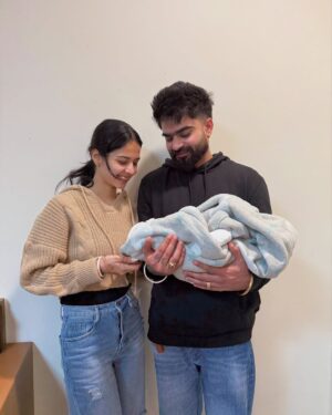 Taniya Kaur Instagram - Chacha Ji❤️Chachi Ji🤭🧿🫰🏻👶Congratulations @arshreet.11 Bahbi Ji❤️🧿 @mr_mrs.narula Paaji🧿😀🙏Saare priwaar Nu Bhuttt Bhuuttt Mubaraka Ji❤️😀🧿

#buggdi🐥