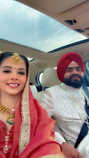 Taniya Kaur Instagram - Duniya Baddi Sohni🙌par Tetho Ni😍😘🧿❤️ Makeup/hair- @akenkshadhal
Wardrobe- @darjie_by_ad
Groom outfit- @lakshmistoreldh
Jewellery- @mintoo_jewellers_ghumarmandi