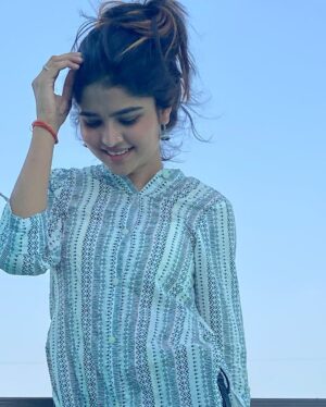 Tannu Bhardwaj Instagram - Apki nazro ne smjha pyaar k Kabil mujhe ..🥰