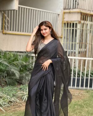 Tannu Bhardwaj Instagram - Comment ur favourite colour 🖤