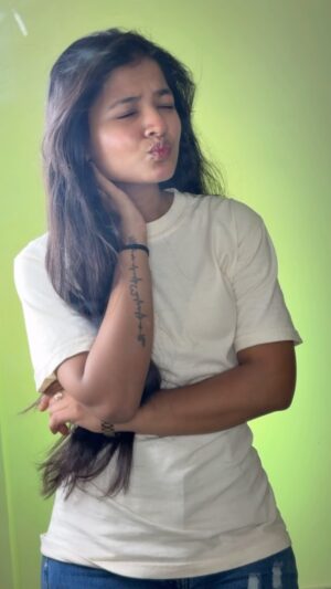 Tanushka Sharma Instagram - Hum me tum me kuch toh hai😉
#reelitfeelit #explore #expression #acting #oldsong #viral #oldisgold #love #smile #tanusshkasharma