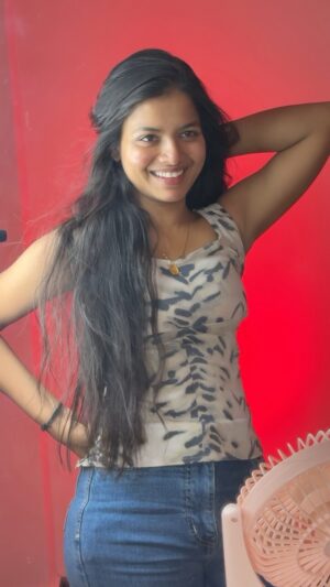 Tanushka Sharma Instagram - Ladki deewani lage😉
#reeitfeelit #explore #expression #oldsong #oldisgold #viral #acting #love #smile #tanusshkasharma