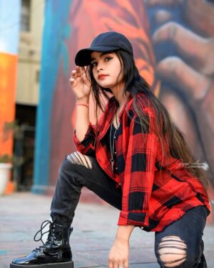 Tanya Sana Instagram - Be yourself there is no one better. 🖤
.
📸- @zayed_ahmad_photography
.
.
#teamlucky #tanyafam #foryou #trending #fashion #fasionblogger #style #styleblogger