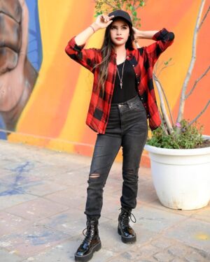 Tanya Sana Instagram - Be yourself there is no one better. 🖤
.
📸- @zayed_ahmad_photography
.
.
#teamlucky #tanyafam #foryou #trending #fashion #fasionblogger #style #styleblogger