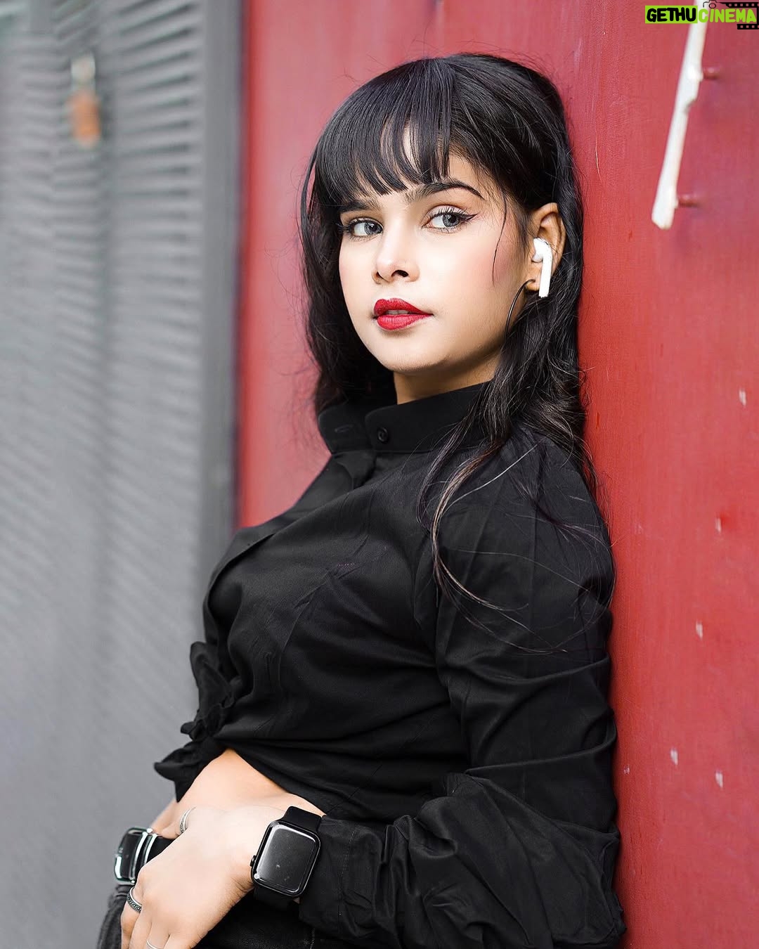 Tanya Sana - 12.8K Likes - BLACK 🖤
.
⌚️  AirPods @_the.gallery 
.
📸: @zayed_ahmad_photography 
.
#teamlucky #tanyafam #foryou