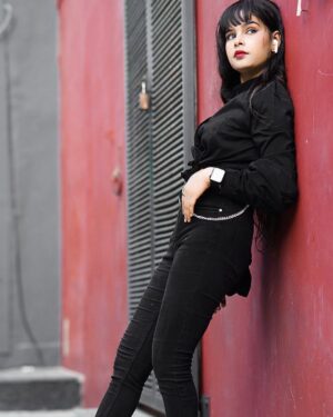 Tanya Sana Instagram - BLACK 🖤
.
⌚️ AirPods @_the.gallery
.
📸: @zayed_ahmad_photography
.
#teamlucky #tanyafam #foryou