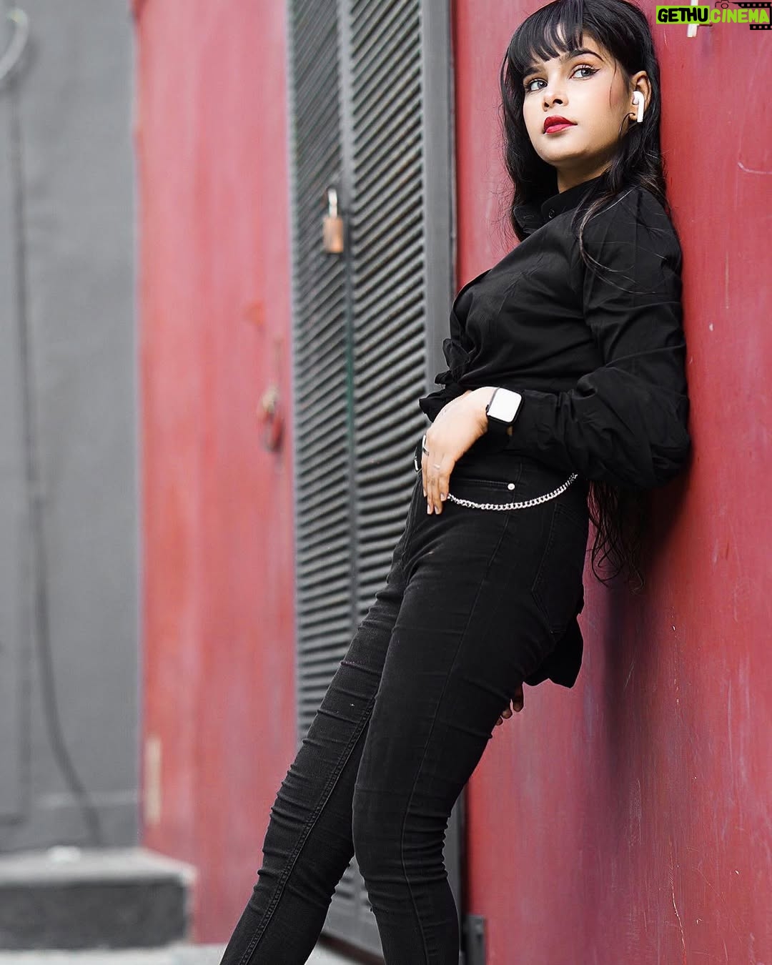 Tanya Sana - 12.8K Likes - BLACK 🖤
.
⌚️  AirPods @_the.gallery 
.
📸: @zayed_ahmad_photography 
.
#teamlucky #tanyafam #foryou