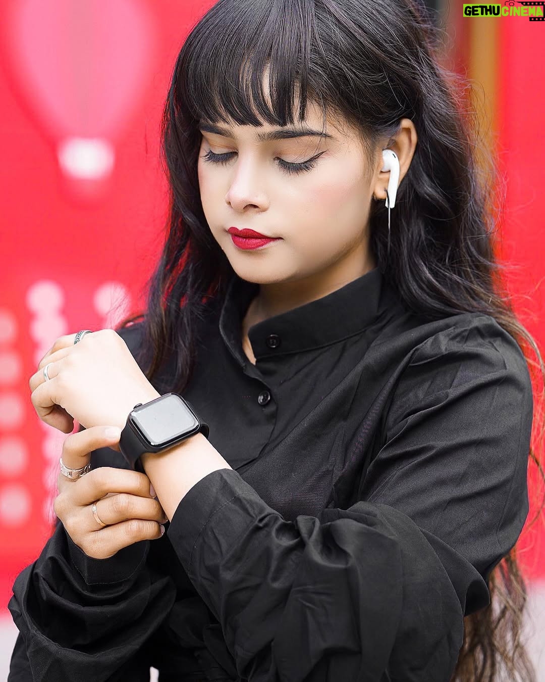 Tanya Sana - 12.8K Likes - BLACK 🖤
.
⌚️  AirPods @_the.gallery 
.
📸: @zayed_ahmad_photography 
.
#teamlucky #tanyafam #foryou