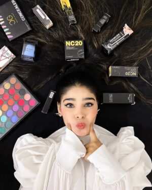 Tanya Sana Instagram - I wear makeup for myself, because it's fun.🥰❤️
Makeup : @anytime_onlineshoppingstore
.
.
.
.
#teamlucky #teamsana #tanyafam #makeup #fyp