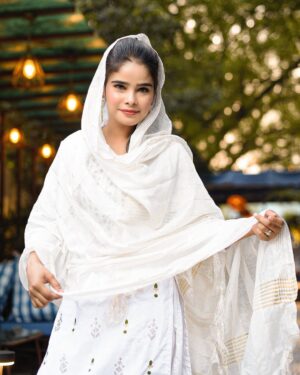 Tanya Sana Instagram - 🤍Eid Mubarak🤍
May the blessings of Allah fill your life with happiness & open all doors of success now & always.🌙✨
.
.
📸- @zayed_ahmad_photography
.
📍- @trreehouzcafe
.
#eidmubarak #teamlucky #tanyafam