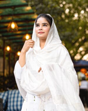 Tanya Sana Instagram - 🤍Eid Mubarak🤍
May the blessings of Allah fill your life with happiness & open all doors of success now & always.🌙✨
.
.
📸- @zayed_ahmad_photography
.
📍- @trreehouzcafe
.
#eidmubarak #teamlucky #tanyafam