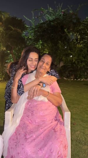 Tarini Peshawaria Instagram - For me the smell of flowers will forever be synonymous with Nani Ghar. 

@swarajbhatia.56679 ❤️