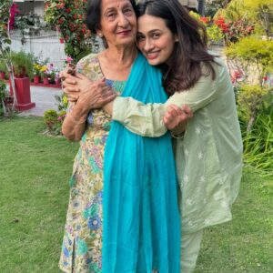 Tarini Peshawaria Instagram - Things you’d know if you grew up in in a tier 2 city:
• you can call a friend and make a plan like about now and be together sitting in a place ordering food, all in about fifteen minutes!
• anything beyond a 20 minute drive is considered ‘outskirts pe hai yeh toh’
• landed houses with gardens are something that most take for granted (but really shouldn’t!)
• you’ll know your padosi ki poti ki cousin ki friend like it’s the most normal thing ever
• it literally has better local food than any fancy restaurant in a big city!
• Anddd you’d have had a phase of judging and maybe even detesting your small town…
• …. only to realise what a beautiful, rare, peaceful gem it truly was after all.
🧿❤️