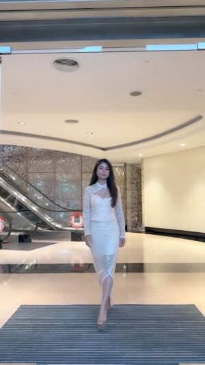 Tasha Shilla Instagram - Walaupun pagi tadi saya hampir tidak mahu buat video shoot utk @bodyperfectmalaysia disebabkan badan & emosi saya terlalu PENAT.
Malam semalam & pagi tadi saya menangis kepenatan,dlm hati saya pujuk & bagi semangat utk diri saya utk teruskan jadual pada hari ini. Berdandan & menyarung busana dari @doublewoot_fashion Walaupun mata sembab badan terasa berdenyut2.
Saya bersyukur dapat melawan RASA itu. Saya bangga dgn diri saya. Terima kasih atas segalanya.
Kepada semua ibu2 & wanita diluar saya, anda seorang yg luar biasa hebat. Teruskan mengukir SENYUMAN walau apa jua keadaan. ❤️❤️❤️
