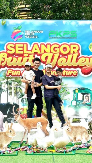 Tasha Shilla Instagram - Jom ramai2 ke @selangorfruitvalley . Anak2 happy sgt dpt naik tram, tractor, speed boat & petting zoo / animal feeding. Fruits kat sini sgt fresh n makanan semua sedap. Will be back Inshaa Allah 🐇✨ Staff dekat sini semua baik2 & seluruh kawasan sgt bersih. Animals semua sihat2 gebu & terjaga.. Thank you for the memories. Well done PKPS, Ehsan & @selangorfruitvalley