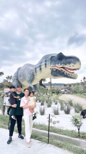 Tasha Shilla Instagram - Monday well spent at @monkeyscanopy in 🦖🦕 Desert.
Parents / visitors do bring chilled mineral water as it’s pretty humid here. Also standby an umbrella to protect yourself & family from the heat / rain.
To @monkeyscanopy , do consider better pathways or accessibility for strollers / senior citizen friendly. We had to carry the stroller up and down the stairs.
Other than that kudos for bringing the dinos and beautiful ala desert landscape. Love the cactus 🏜️🌵
Raawwwrrrrr 🗣️
#dinosaurs