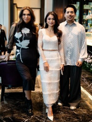 Tasha Shilla Instagram - An afternoon filled with grace, warmth, and beautiful moments at the hi-tea event with @rizmanruzaini x @stregiskl . Grateful to be wrapped in elegance by @doublewoot_fashion … 🖤🤍
Kindness and style always go hand in hand. 💫🍰 @eliana__efendieva
#GraciousMoments #RizmanRuzaini #DoublewootElegance #stregisklxrizmanruzaini #FloralSociety