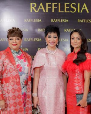 Tasha Shilla Instagram - Thank you so much @rafflesia.my @rafflesiawinniesin and @peonysin_official for inviting us to your exquisite 30th year anniversary along with @profjimmychoo birthday celebration.
It was an honour to be part of your dinner event. Thank you for your gracious hospitality.
#rafflesiamy #rafflesia
