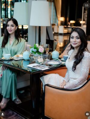Tasha Shilla Instagram - An afternoon filled with grace, warmth, and beautiful moments at the hi-tea event with @rizmanruzaini x @stregiskl . Grateful to be wrapped in elegance by @doublewoot_fashion … 🖤🤍
Kindness and style always go hand in hand. 💫🍰 @eliana__efendieva
#GraciousMoments #RizmanRuzaini #DoublewootElegance #stregisklxrizmanruzaini #FloralSociety