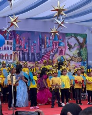 Tasnova Hoque Elvin Instagram - Umaiza’s Very First performance in her School at the Annual Concert.. MashaAllah ❤️ Everyone plz keep her in your prayers..