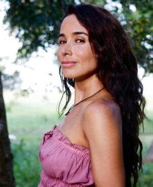 Tatiana Ariza Instagram - Ellas también son llano y selva.
Misteriosas y valientes. Mujeres atravesadas por el deseo, el abandono, la violencia y aun así, dueñas de su propia voz.
Alicia
Educada, frágil y de otro mundo.
Huyó con Arturo Cova por amor pero la selva no era para ella.
Entre celos, miedo y desilusión, su voz se va apagando.
La niña Griselda
Esposa de Fidel, en La Maporita, su belleza manda más que las leyes del hombre.
Clarita
Venezolana de mirada triste y voz suave, sueña con regresar a casa y pedir perdón.
En medio del llano, la soledad es su única compañía.
La Turca
Nadie sabe de dónde vino, pero todos recuerdan cuando llegó.
Envuelta en perfumes lejanos y secretos de Oriente,
Dicen que trae en la piel el embrujo de mil noches.
Y en los ojos, la certeza de que ningún hombre la domina.
Sebastiana
Representa la resistencia silenciosa de las mujeres en los llanos.
Su voz corta como el machete y su mirada no se baja ante nadie.
La Vorágine, Gran estreno: 7 de julio, vívela por estos canales de la TV pública colombiana que conectan el alma del territorio:
@canaltelecafe @teleantioquia @canalteleislas @canaltrececo @canaltro @telepacifico @canalcapital @canaltelecaribe
@lavoragineserie es memoria, es denuncia, es poesía visual.
Esta es una coproducción de la TV publica colombiana y @quintocolorprodu
con el apoyo de @ministerio_tic
#LaVoragineLaSerie
#LaVoragineSerie