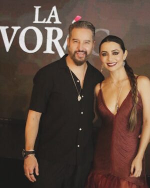 Tatiana Ariza Instagram - ALBUM: LA VORÁGINE 2025/ Cartagena
Hicimos historia y no lo sabíamos…
Nuestra historia,
Nuestra vorágine,
Nuestra selva, nuestras deudas,
Nuestros miedos más profundos, nuestra valentía más aguerrida.
Estrenamos 11 de junio por @canaltelecafe, en simultáneo con todos los canales regionales del país y por si fuera poco, también nuestra serie estará por HBOmax
Gracias a tantas personas con corazón bello en esta vorágine.
@joselombana @jlopezab @quintocolorprodu
@ministerio_tic @talentolilovalencia @miangelbaquero @siembrafilms @gobercaldas
📷 del mago @jorgemiliofotografo
Y estuvimos muy mamacitas gracias a
@julianapedraza
@blesshs.col (el vestido 🍷)
@lauraaparicio_official (mi vestido verde 🌿)
@yidioshakim 🤎
Sigan la cuenta 🐍@lavoragineserie 🐍