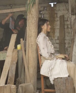 Tatiana Ariza Instagram - Ellas también son llano y selva.
Misteriosas y valientes. Mujeres atravesadas por el deseo, el abandono, la violencia y aun así, dueñas de su propia voz.
Alicia
Educada, frágil y de otro mundo.
Huyó con Arturo Cova por amor pero la selva no era para ella.
Entre celos, miedo y desilusión, su voz se va apagando.
La niña Griselda
Esposa de Fidel, en La Maporita, su belleza manda más que las leyes del hombre.
Clarita
Venezolana de mirada triste y voz suave, sueña con regresar a casa y pedir perdón.
En medio del llano, la soledad es su única compañía.
La Turca
Nadie sabe de dónde vino, pero todos recuerdan cuando llegó.
Envuelta en perfumes lejanos y secretos de Oriente,
Dicen que trae en la piel el embrujo de mil noches.
Y en los ojos, la certeza de que ningún hombre la domina.
Sebastiana
Representa la resistencia silenciosa de las mujeres en los llanos.
Su voz corta como el machete y su mirada no se baja ante nadie.
La Vorágine, Gran estreno: 7 de julio, vívela por estos canales de la TV pública colombiana que conectan el alma del territorio:
@canaltelecafe @teleantioquia @canalteleislas @canaltrececo @canaltro @telepacifico @canalcapital @canaltelecaribe
@lavoragineserie es memoria, es denuncia, es poesía visual.
Esta es una coproducción de la TV publica colombiana y @quintocolorprodu
con el apoyo de @ministerio_tic
#LaVoragineLaSerie
#LaVoragineSerie